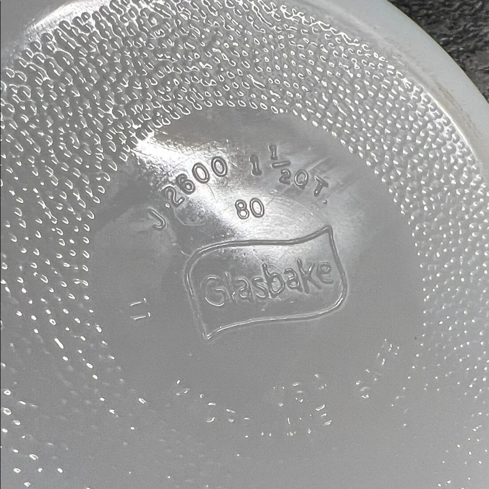 1-1/2 qt Vintage Daisy Floral Patterned White Baking Dish. Glasbake